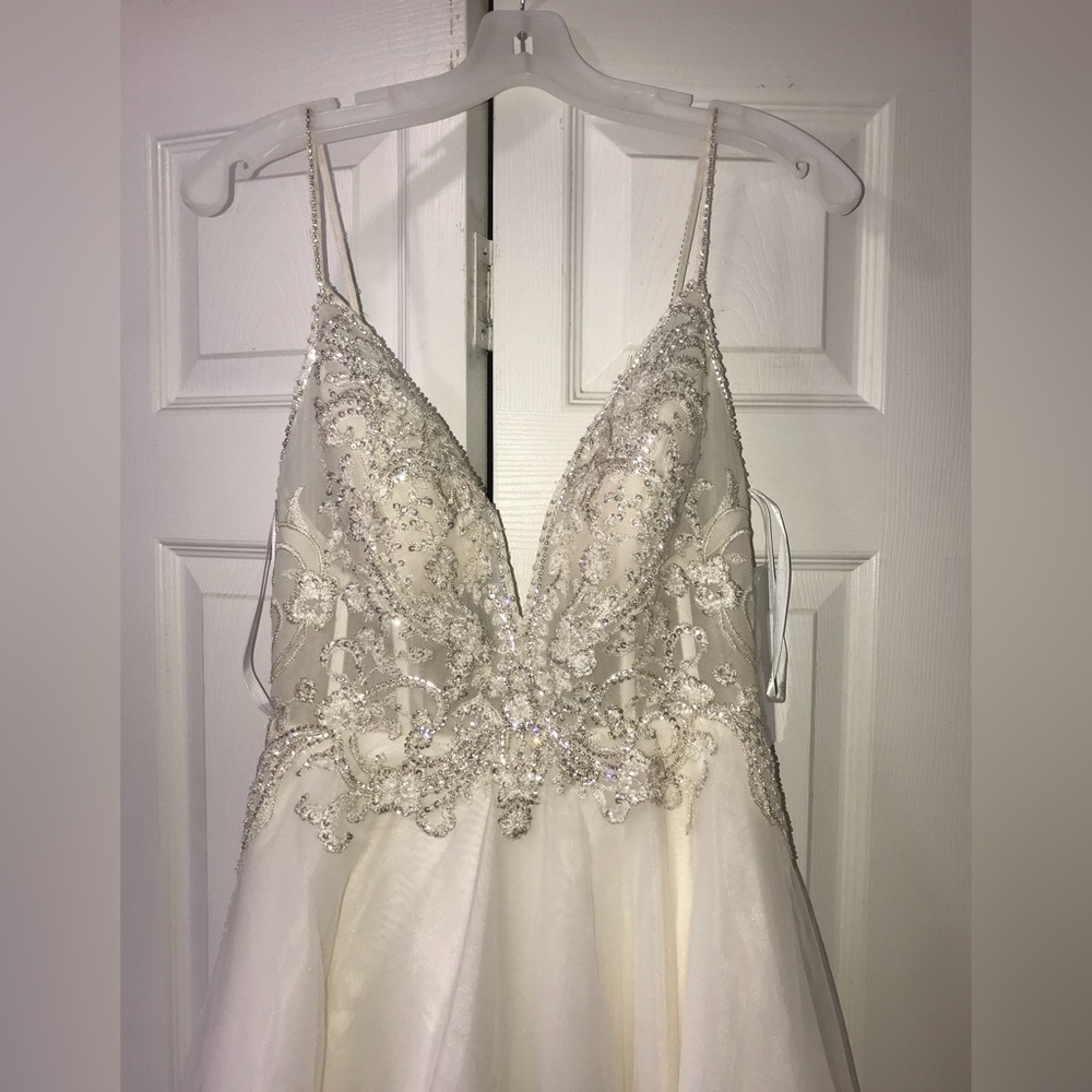 Galina Signature Wedding Dress - Picture 4 of 10